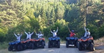 Lass deinen Adrenalinspiegel bei einem geführten ATV-Erlebnis in Bansko steigen. Folge deinem Guide und Instruktor auf einer ATV-Strecke und genieße die malerischen Landschaften.