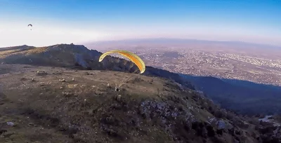 Ein herrlicher Blick auf den bulgarischen Hauptstadt wird von der Spitze des Vitosha-Gebirge aufgedeckt. Aber die Aussicht ist noch spektakulärer aus der Luft im Namen Paragliding.