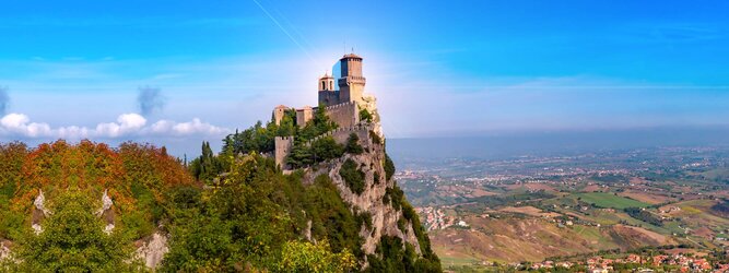Trip Bulgarien Urlaubsdestination - San Marino – Hol ihn dir – den heißbegehrten Einreise-Stempel von San Marino. Nimm deinen Reisepass, besuche die örtliche Tourismusbehörde, hier wird die kleine Trophäe in dein Reisedokument gestempelt, es sieht gut aus und ist eine supertolle Urlaubserinnerung. Dieses neue Trendy-Reiselust-Souvenir passt ausgezeichnet zu den anderen außergewöhnlichen Stempeln deiner vergangenen Reisen. San Marino ist ein sehr interessanter Zwergstaat, eine Enklave, vollständig von Italien umgeben, eine der ältesten bestehenden Republiken und eines der reichsten Länder der Welt. Die beliebtesten Orte für Ferien in San Marino, locken mit besten Angebote für Hotels und Ferienunterkünfte mit Werbeaktionen, Rabatten, Sonderangebote für San Marino Urlaub buchen.